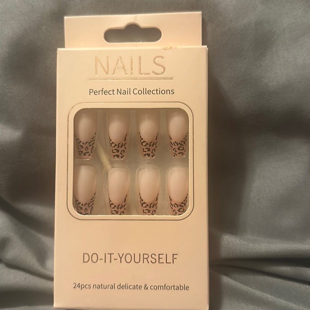 NIB 27 pcs Leopard Coffin Fake Nail Set & 1pc Nail File & 1 sheet Tape